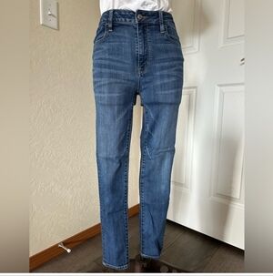 American Eagle Size 4 Medium To Dark Wash. These Are Pre Blue Straight Leg Jeans